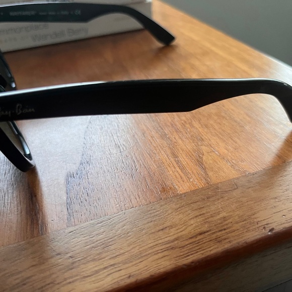 Ray-Ban Wayfarers-Black frame/green lenses - Picture 3 of 4